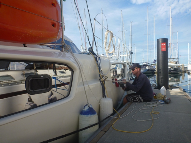 Polishing the boat while in the water is difficult but it's now done, yeah!